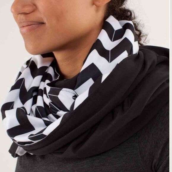 NWT Lululemon Vinyasa Scarf Luon Light
Arrow Chevron White Black / Black - Picture 3 of 11